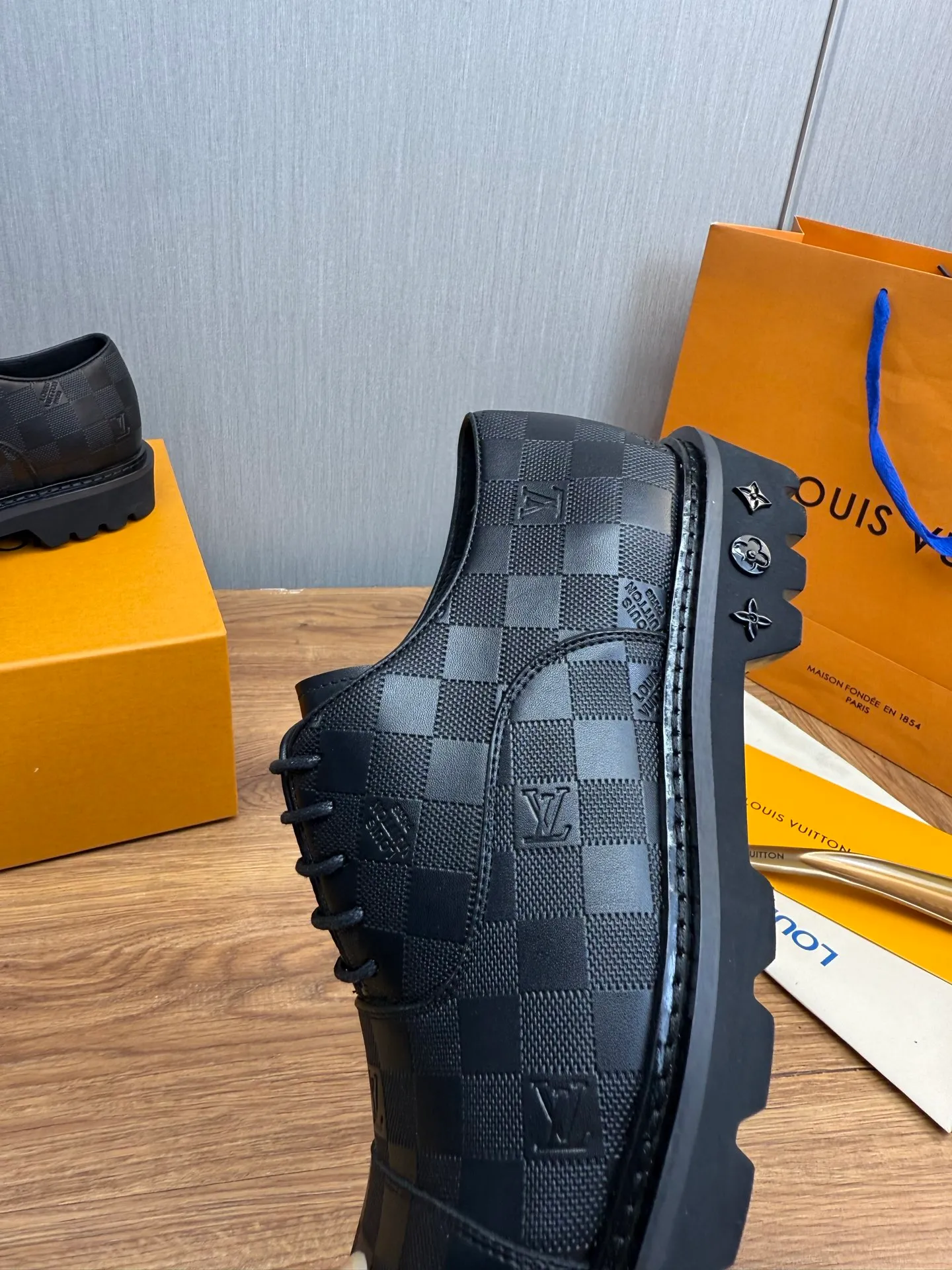 Men's shoes 💰900💰 LV. Men's casual lace-up leather shoes, the latest hot style 🔥 1:1 original purchase quality, top quality goods ⬆️The upper is imported open-edge beaded cowhide, cowhide, and cow suede. The hand-made three-dimensional stitching highlights the round toe design. The inner foot pads are all imported cowhide, with the original wear-resistant foam outsole, matching code 39-44, (38, 45 custom-made, non-refundable)